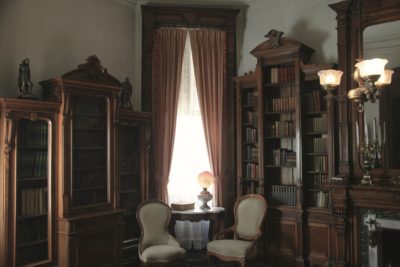 vintage-mansion-library