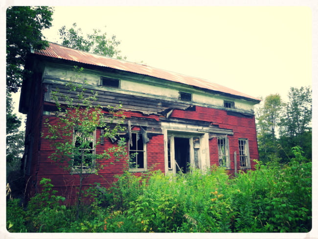 abandoned-farmhouse-on-wood-road